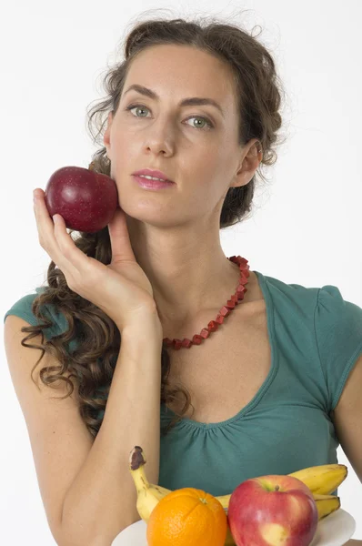 Portret van een jonge mooie vrouw met een appel in zijn hand — Stockfoto