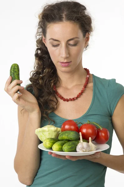 Portret van een jonge mooie vrouw met groenten — Stockfoto