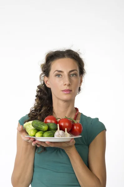 Porträtt av en ung vacker kvinna med grönsaker — Stockfoto