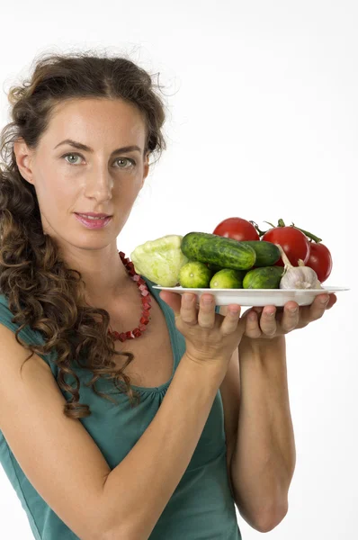 Portret van een jonge mooie vrouw met groenten — Stockfoto