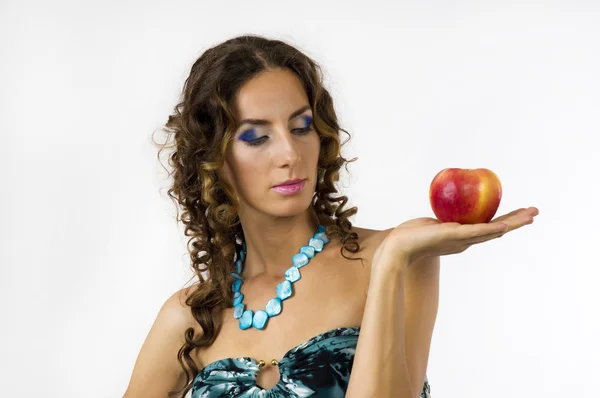 Porträtt av en ung vacker kvinna med ett äpple i handen — Stockfoto