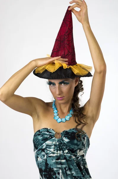 Eine junge Hexe in hoher roter Zauberschale — Stockfoto