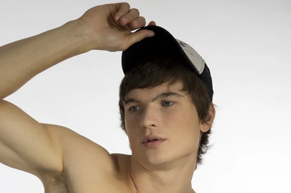 裸の腰若い運動選手はスポーティなキャップ — ストック写真