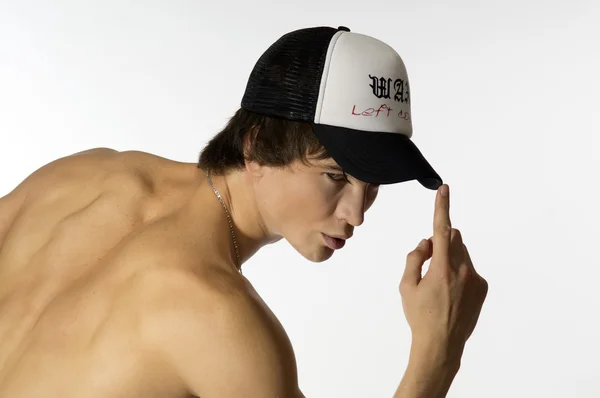 Cintura desnuda joven atleta con gorra deportiva — Foto de Stock