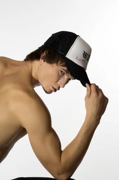 Sportif kap ile çıplak bel genç atlet — Stok fotoğraf