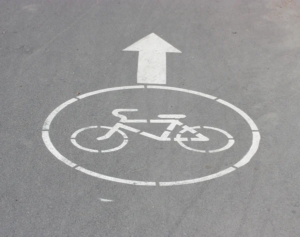 Vit pil och underteckna en cykel. — Stockfoto