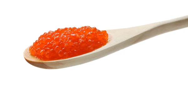 Caviar vermelho em uma colher de madeira . — Fotografia de Stock