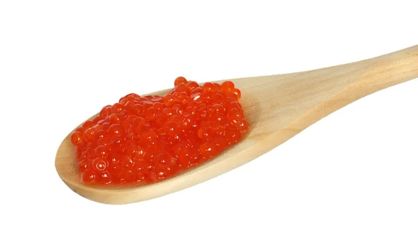 Caviar rojo en una cuchara de madera . — Foto de Stock