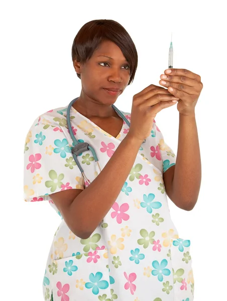 Enfermera afroamericana comprobando la dosis en una jeringa — Foto de Stock