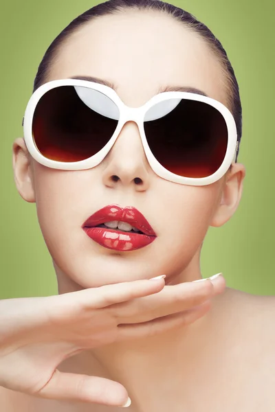 Jonge vrouw draagt een zonnebril — Stockfoto