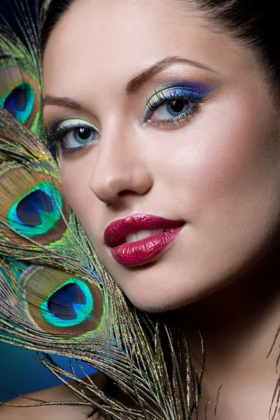 Ung brunett med kreativa makeup — Stockfoto