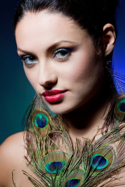 Mladá brunetka s kreativní make-up — Stock fotografie