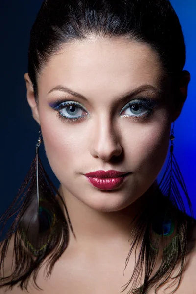 Mladá brunetka s kreativní make-up — Stock fotografie