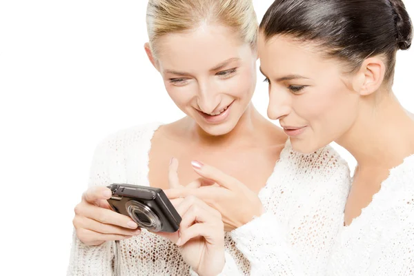 Två unga kvinnor tittar på bilder — Stockfoto