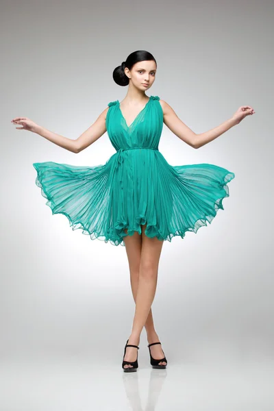Brunetka w turkusowej sukienki — Zdjęcie stockowe