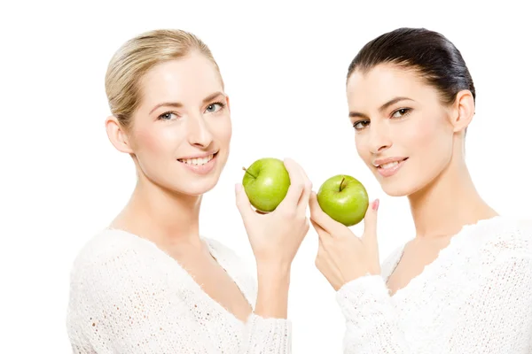 Två leende kvinnor med äpplen — Stockfoto