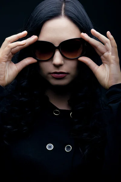 Morena usando óculos de sol — Fotografia de Stock