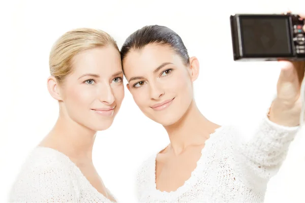 Duas jovens mulheres tirando fotos — Fotografia de Stock
