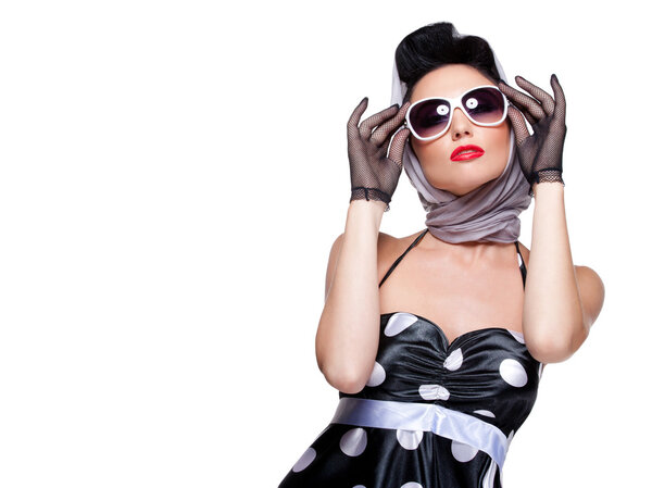 Стильная брюнетка
