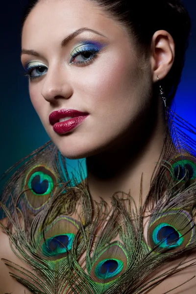 Jonge brunette met creatieve make-up — Stockfoto