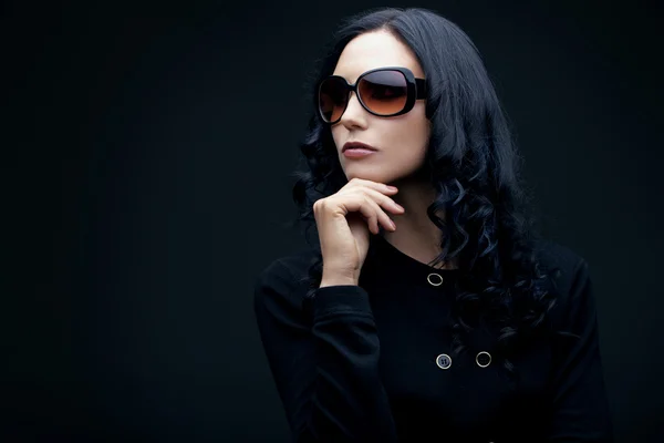 Brunette dragen van een zonnebril — Stockfoto