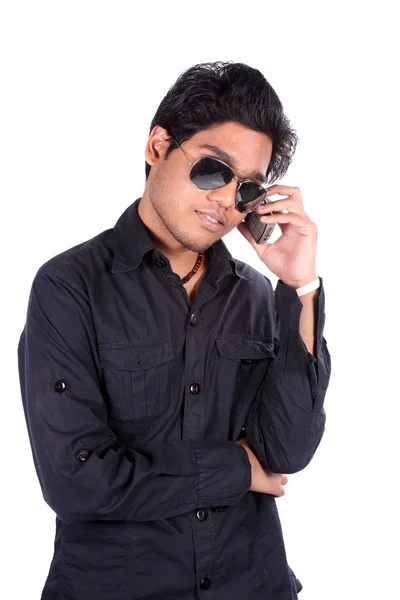 年轻的印度裔男子在电话上 — 图库照片