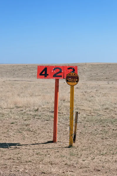 Panneau d'avertissement et marqueur de pipeline — Photo