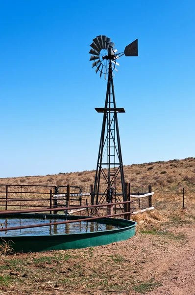 Ветряная мельница для воды для скота — стоковое фото
