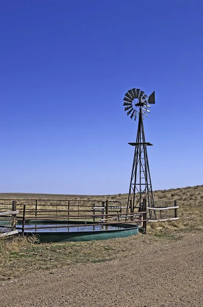 Větrný mlýn a tank v severní colorado, usa — Stock fotografie