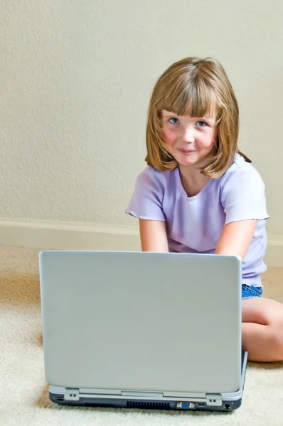 Güzel kızla yerde dizüstü bilgisayar — Stok fotoğraf