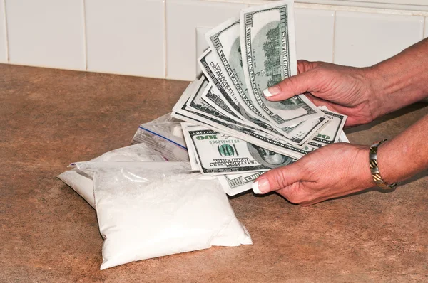 Фальшивые деньги и фальшивый кокаин — стоковое фото