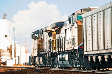 yük treni boş kömür arabaları döndürülüyor