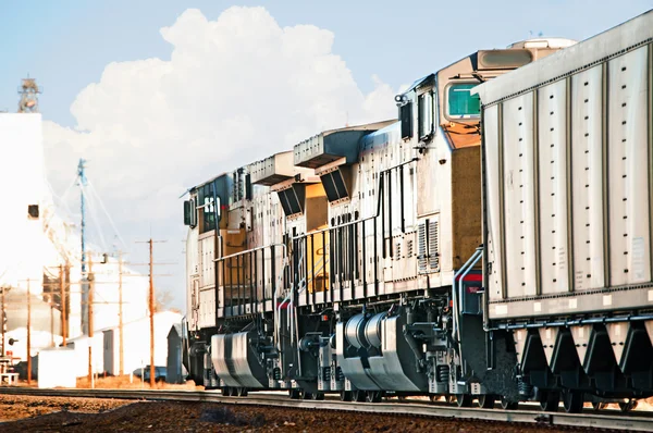 Yük treni boş kömür arabaları döndürülüyor — Stok fotoğraf