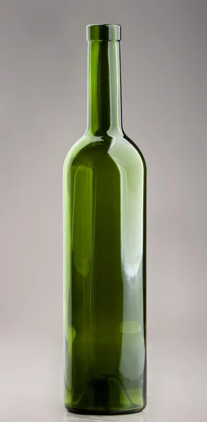 Boş bir şarap şişesi — Stok fotoğraf