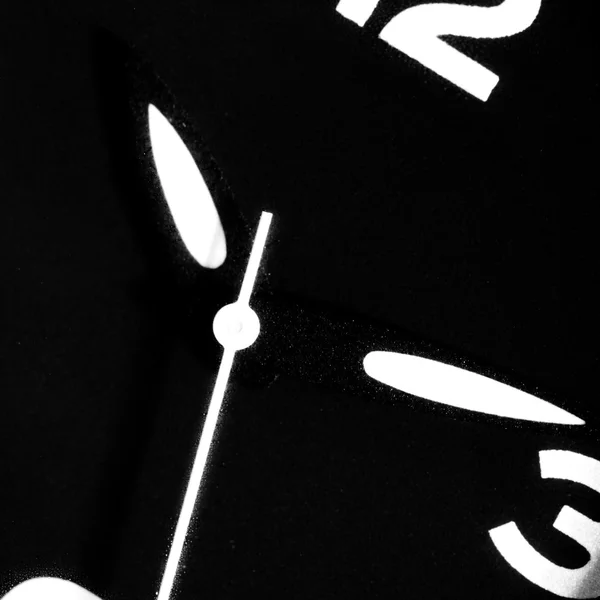 Zwart-wit klok. — Stockfoto