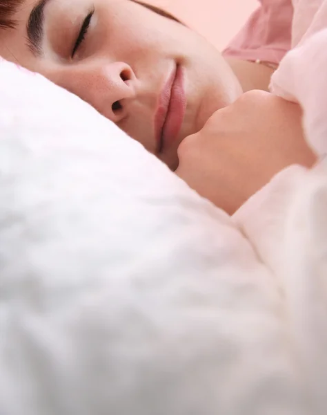 Красивая молодая женщина спит. — стоковое фото