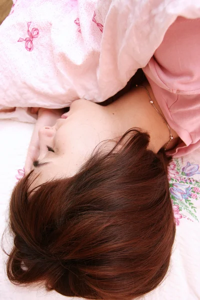 Красива молода жінка спить . — стокове фото