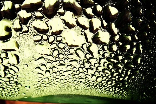 Πράσινο σταγόνες νερού - φως από την πίσω πλευρά. μακροεντολή — Φωτογραφία Αρχείου