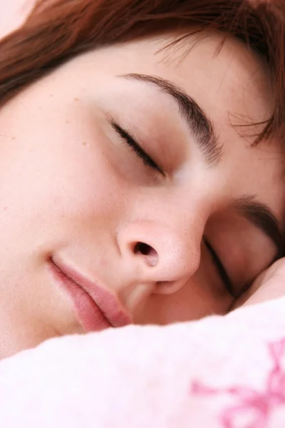 Piękna młoda kobieta śpi. — Zdjęcie stockowe