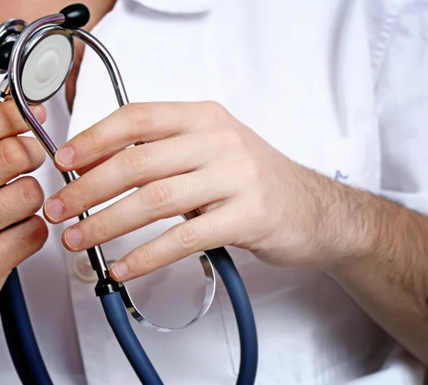 Retrato de un joven médico con estetoscopio. —  Fotos de Stock