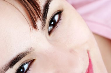 güzel bir genç kadın yüzü.