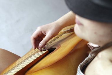 gitar çalmak