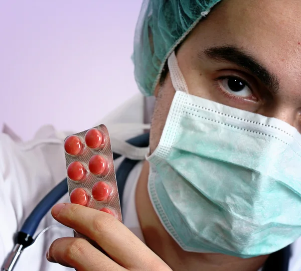 Портрет молодого врача со стетоскопом. — стоковое фото