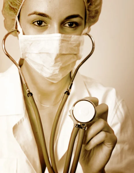 Médico joven con estetoscopio . — Foto de Stock