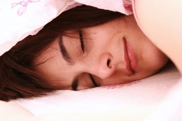 Krásná mladá žena spí. — Stock fotografie