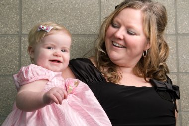 Anne ve kızı giyinmiş