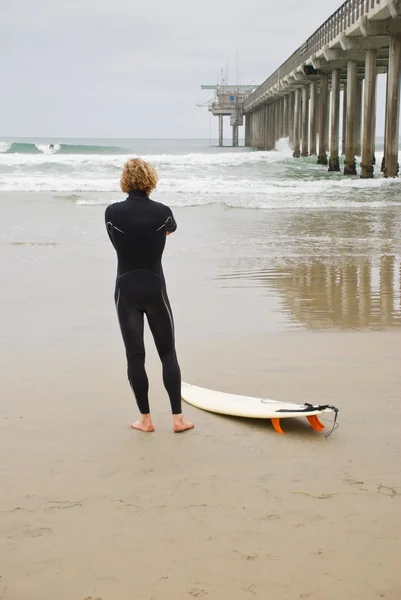 Surfer Sizing Up The Waves — Stock Photo, Image