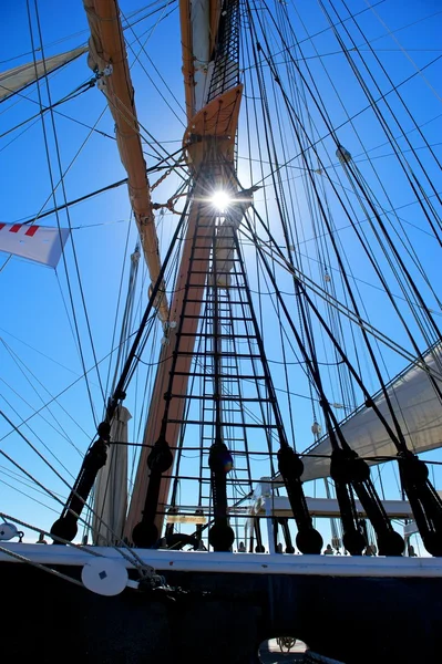 Luce del sole attraverso vela nave Rigging — Foto Stock