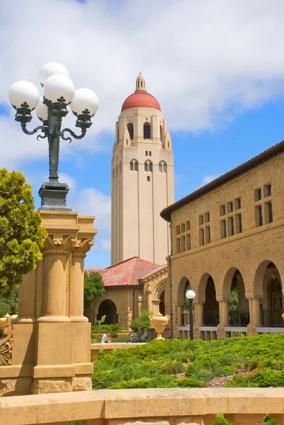 Hoover Tower and Buildings na Universidade de Stanford Imagem De Stock