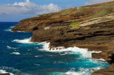 Oahu kayalıklarla güzel parlak, mavi, köpüklü dalgalar ile